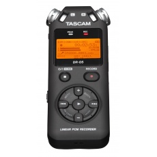 TASCAM DR-05X rejestrator reporterski wysokiej jakości wykorzystuje  kartę micro SD/SDHC/SDXC