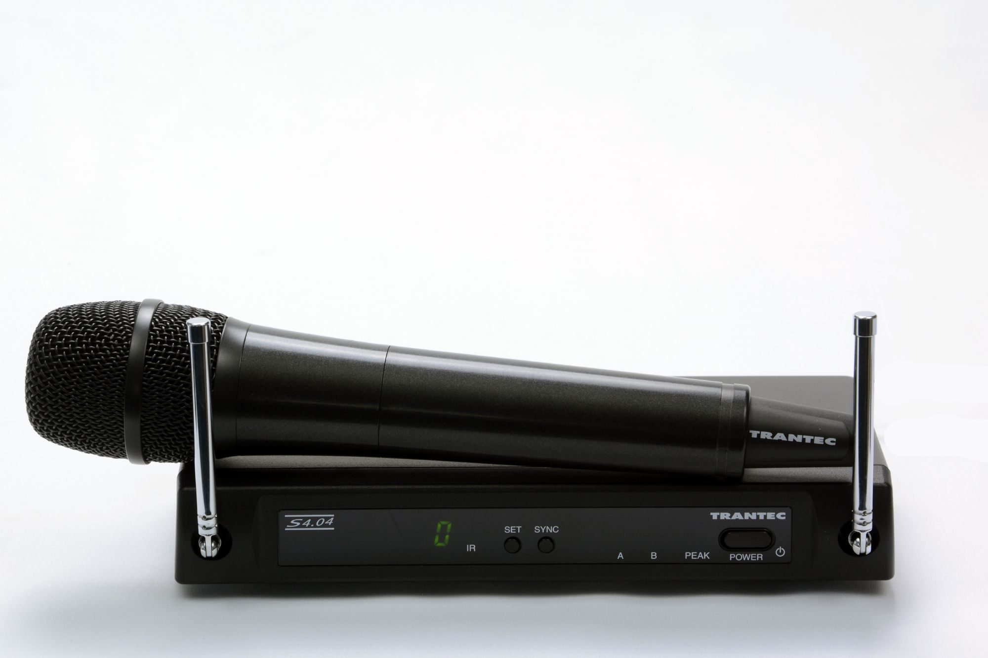 Trantec  S4.04. HD - Profesjonalny system mikrofonowy   z nadajnikiem do ręki. Wytrzymała solidna konstrukcja do pracy w ciężkich warunkach. Automatyczne wstrajanie do jednego z 4 kanałów, ulubieniec 